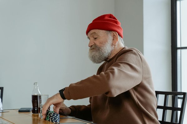 Explorer les sommets : comment la randonnée en montagne booste l"endurance et le bien-être mental des seniors